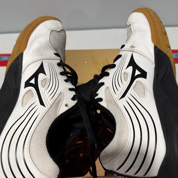 Mizuno White and Black Athletic Shoes - Picture 5 of 9